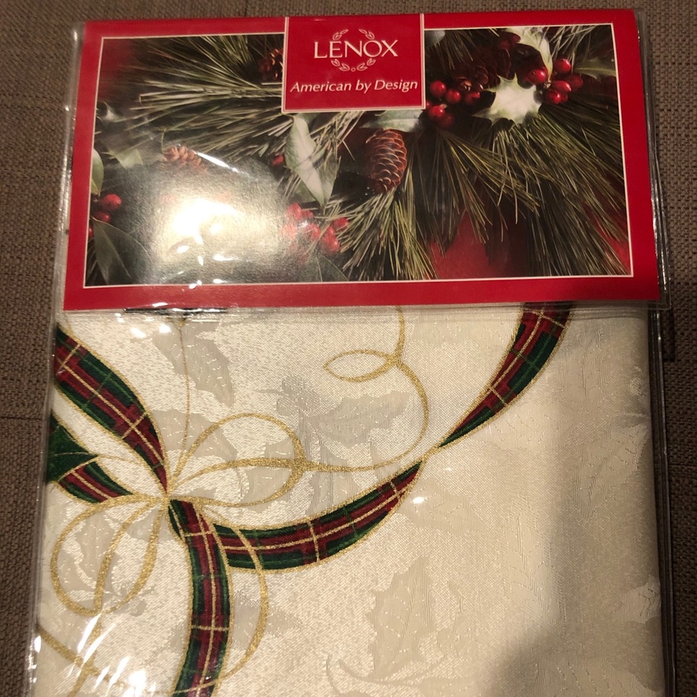 New Lenox 70” Round Christmas Tablecloth